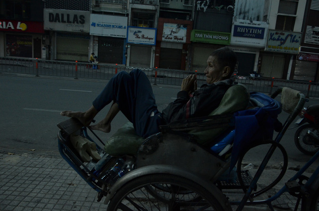 Người Sài Gòn đốt lửa sưởi ấm trong cái lạnh 20 độ C